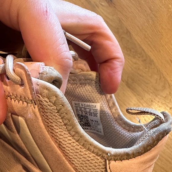 Adidas Kids Beige and Pink Sneakers size 2.5 - Picture 2 of 3